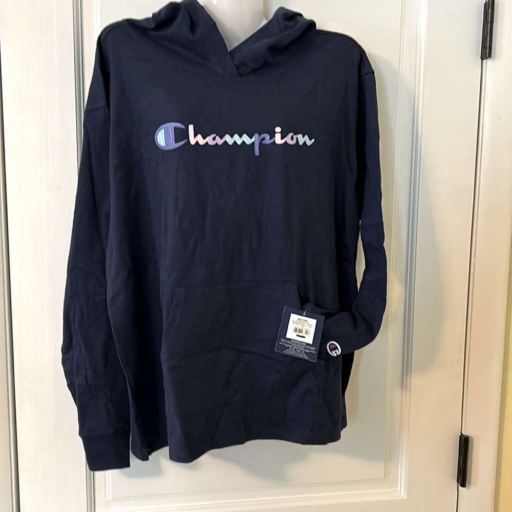 Champion NWT Logo Pullover Hoodie in size Medium